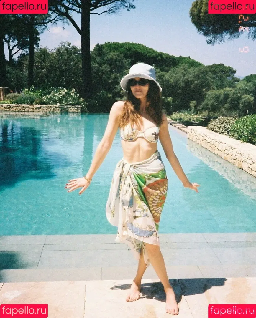 Zoey Deutch Onlyfans Photo Gallery 