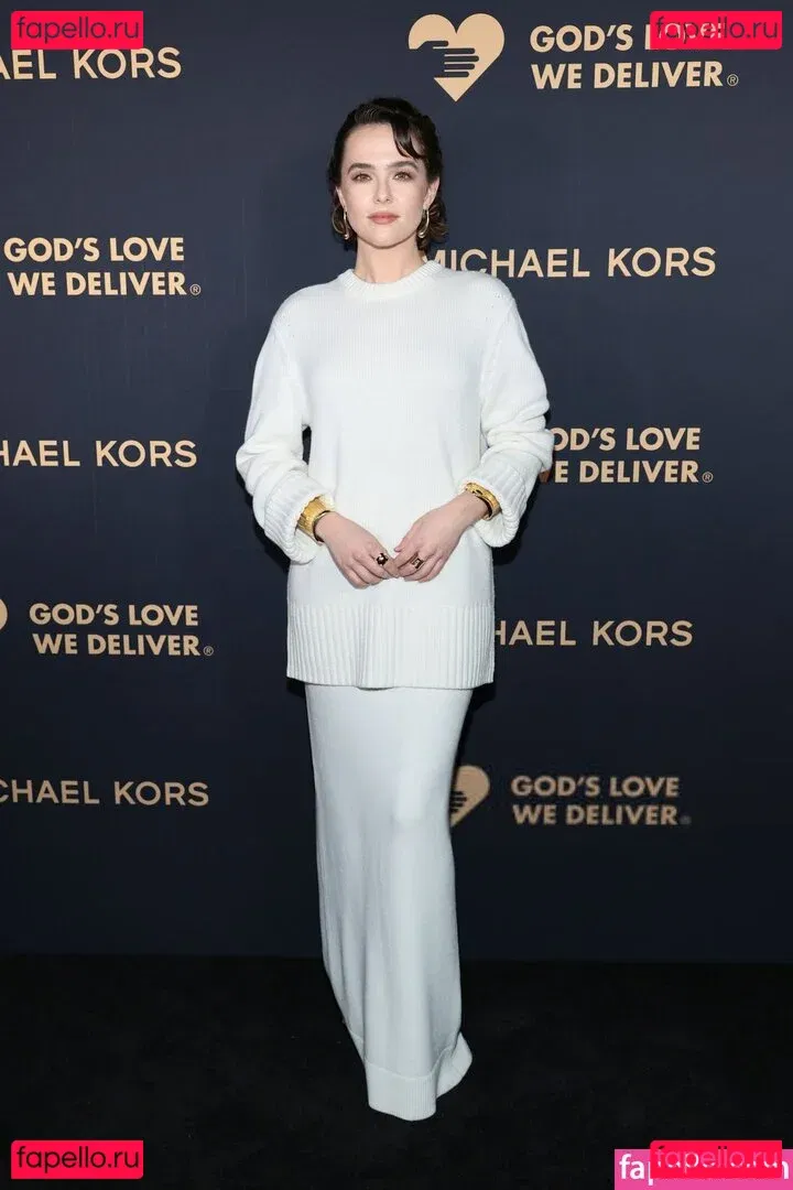 Zoey Deutch Onlyfans Photo Gallery 