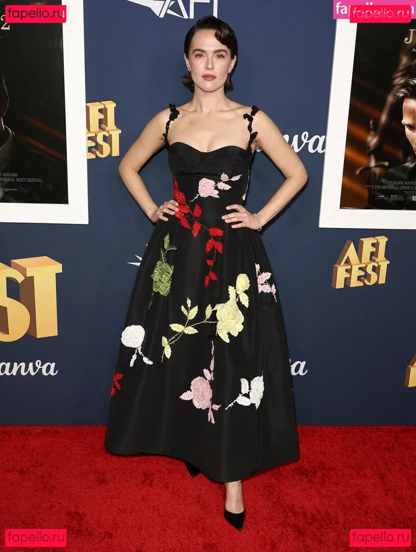 Zoey Deutch Onlyfans Photo Gallery 