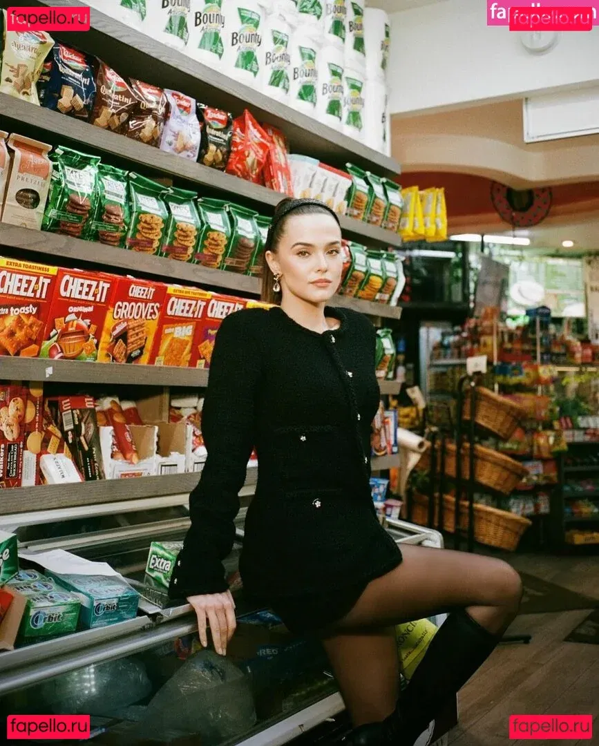 Zoey Deutch Onlyfans Photo Gallery 