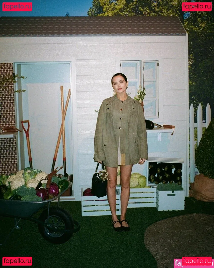 Zoey Deutch Onlyfans Photo Gallery 