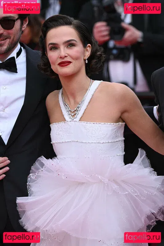 Zoey Deutch Onlyfans Photo Gallery 