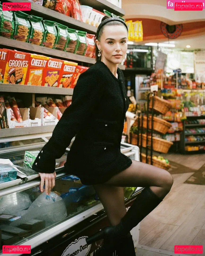 Zoey Deutch Onlyfans Photo Gallery 