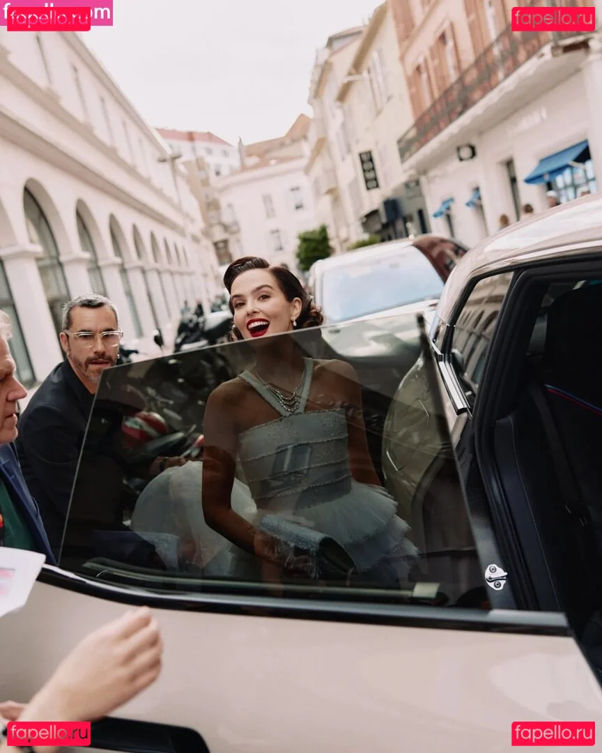 Zoey Deutch Onlyfans Photo Gallery 