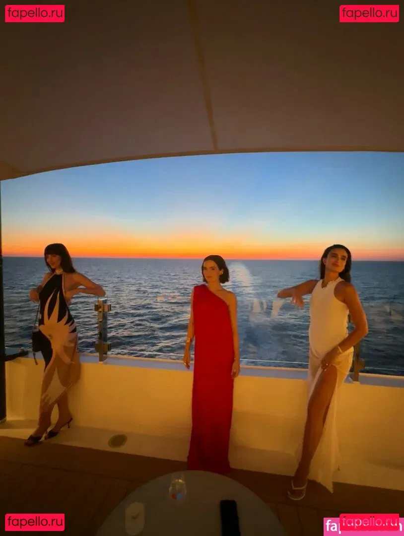 Zoey Deutch Onlyfans Photo Gallery 