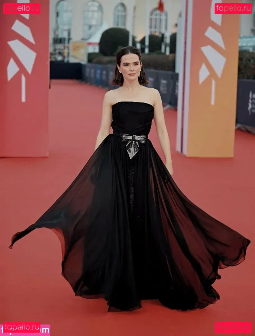 Zoey Deutch Onlyfans Photo Gallery 