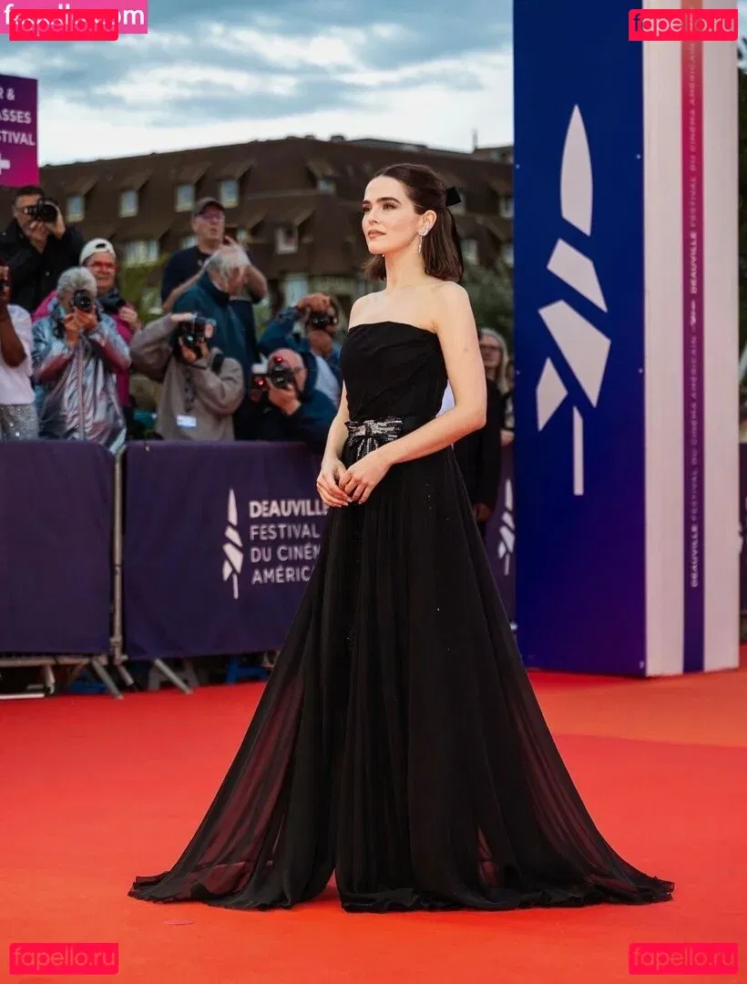 Zoey Deutch Onlyfans Photo Gallery 