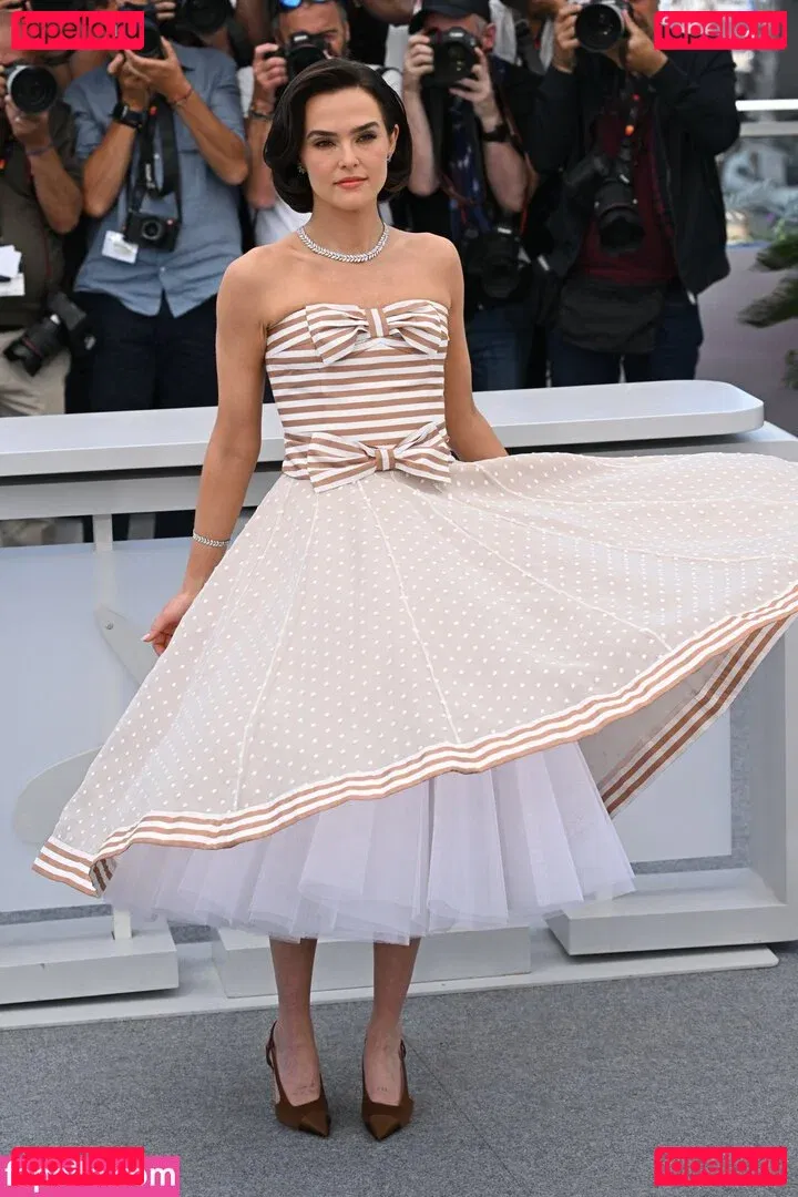 Zoey Deutch Onlyfans Photo Gallery 