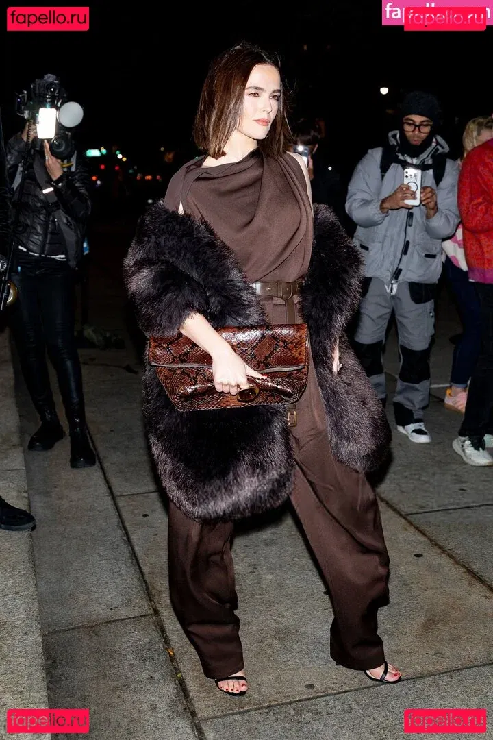 Zoey Deutch Onlyfans Photo Gallery 