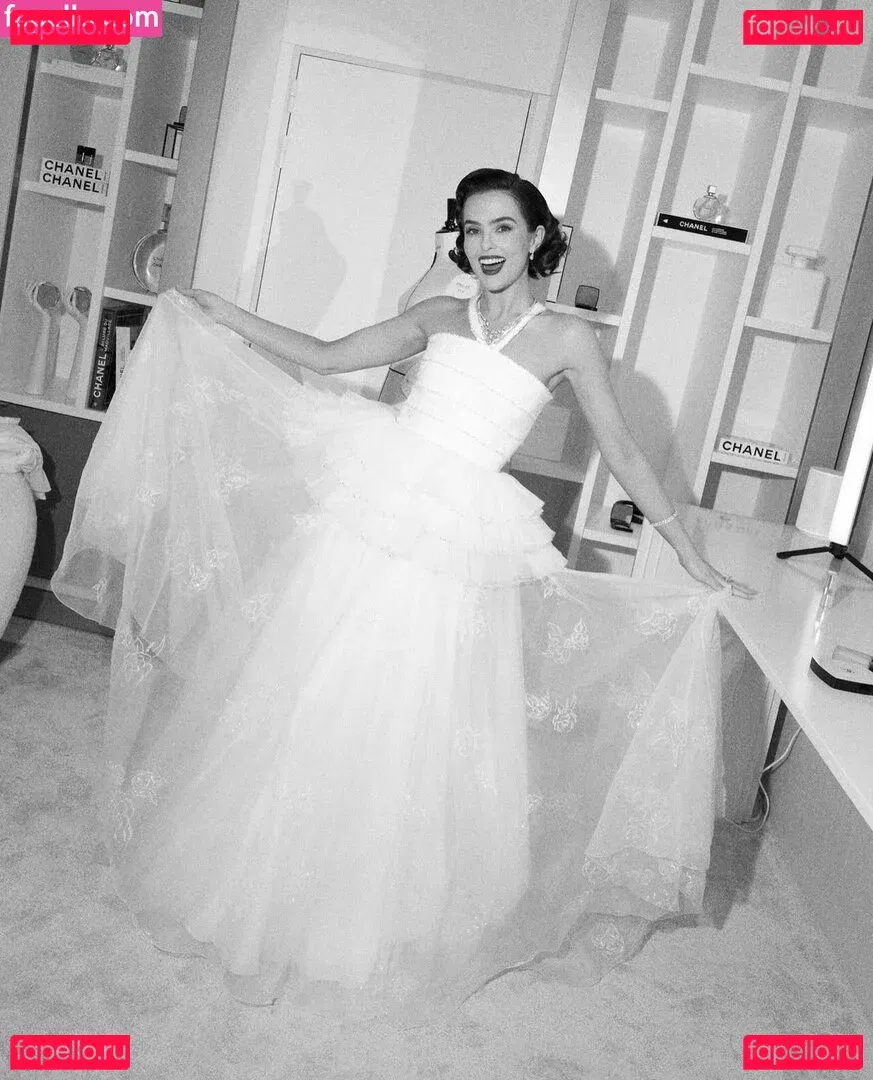 Zoey Deutch Onlyfans Photo Gallery 