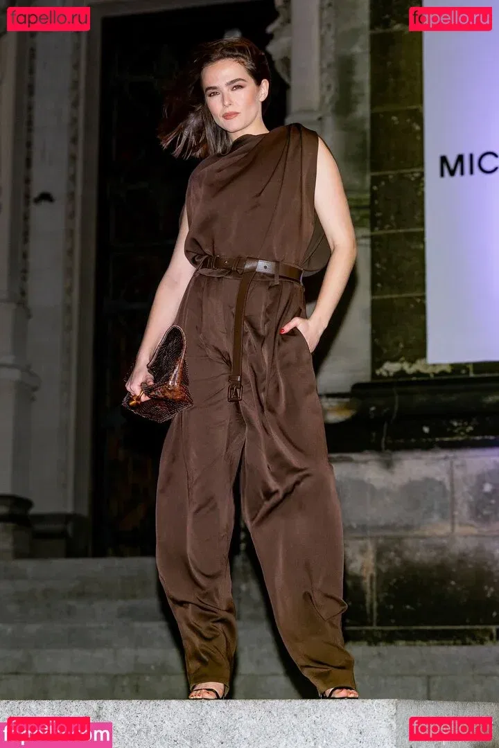 Zoey Deutch Onlyfans Photo Gallery 