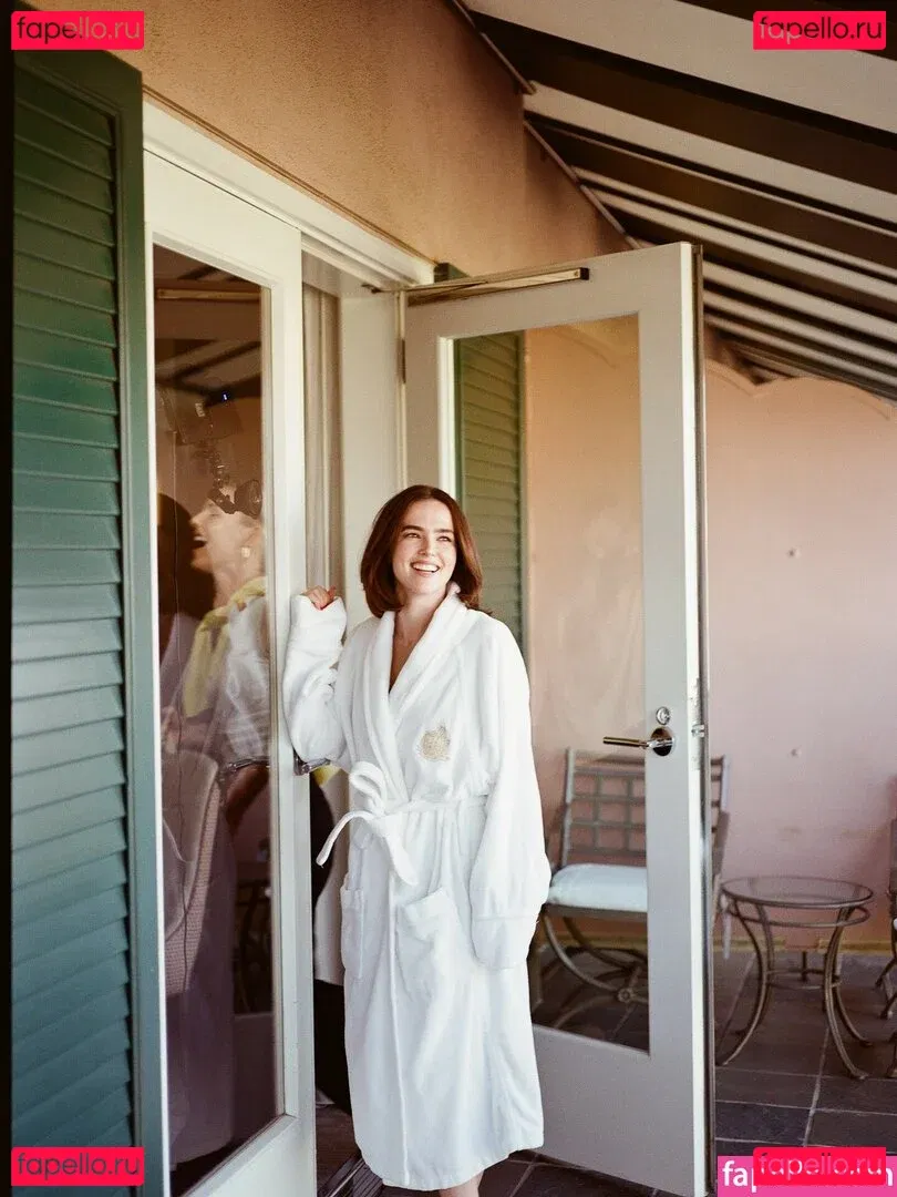 Zoey Deutch Onlyfans Photo Gallery 