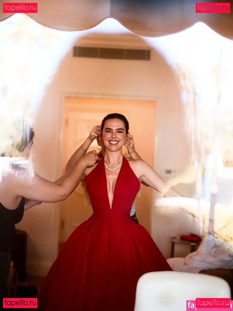 Zoey Deutch Onlyfans Photo Gallery 