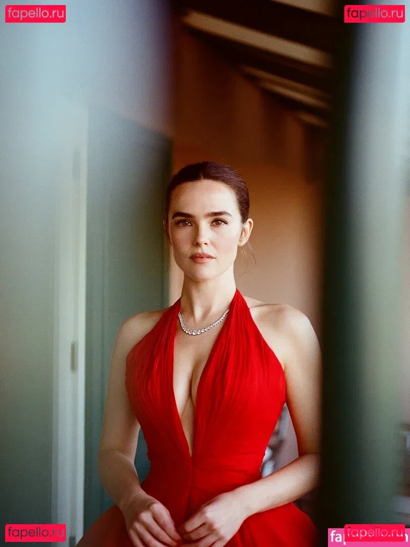 Zoey Deutch Onlyfans Photo Gallery 
