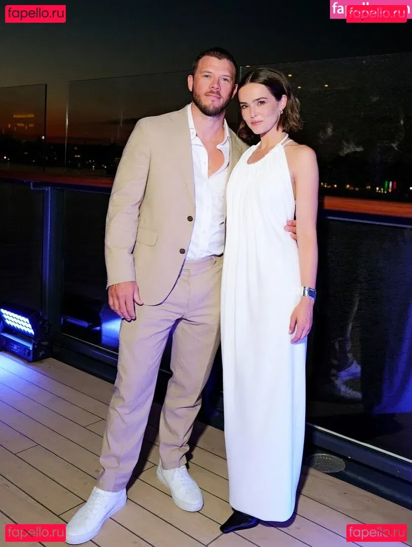 Zoey Deutch Onlyfans Photo Gallery 