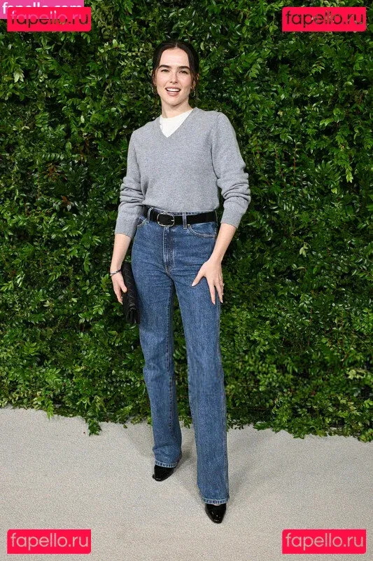 Zoey Deutch Onlyfans Photo Gallery 