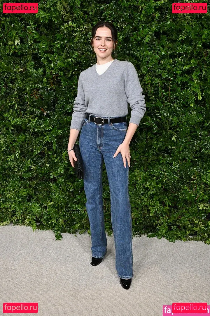 Zoey Deutch Onlyfans Photo Gallery 