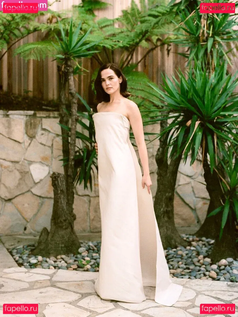 Zoey Deutch Onlyfans Photo Gallery 