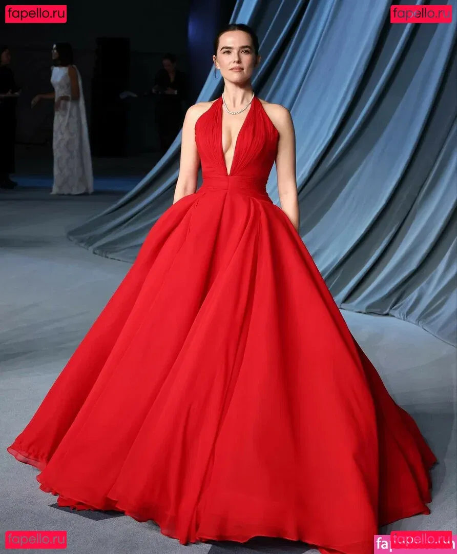 Zoey Deutch Onlyfans Photo Gallery 