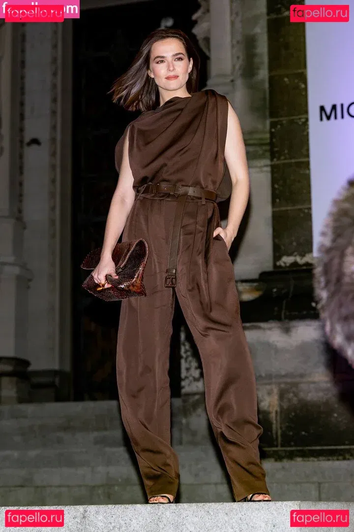 Zoey Deutch Onlyfans Photo Gallery 