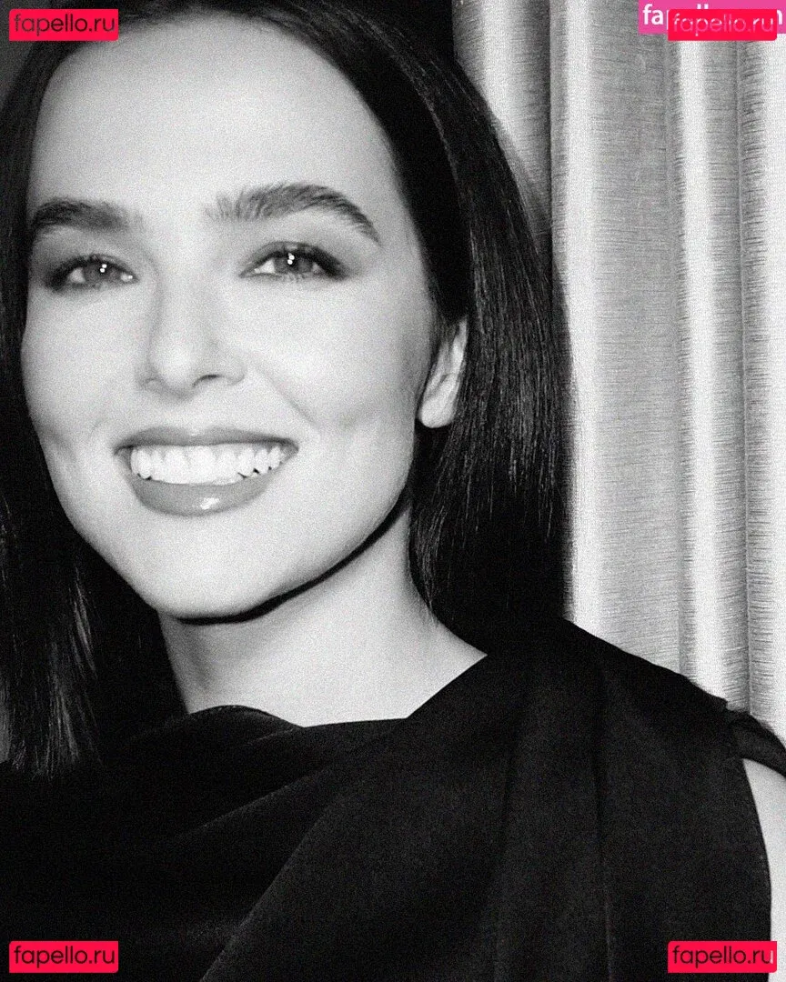 Zoey Deutch Onlyfans Photo Gallery 