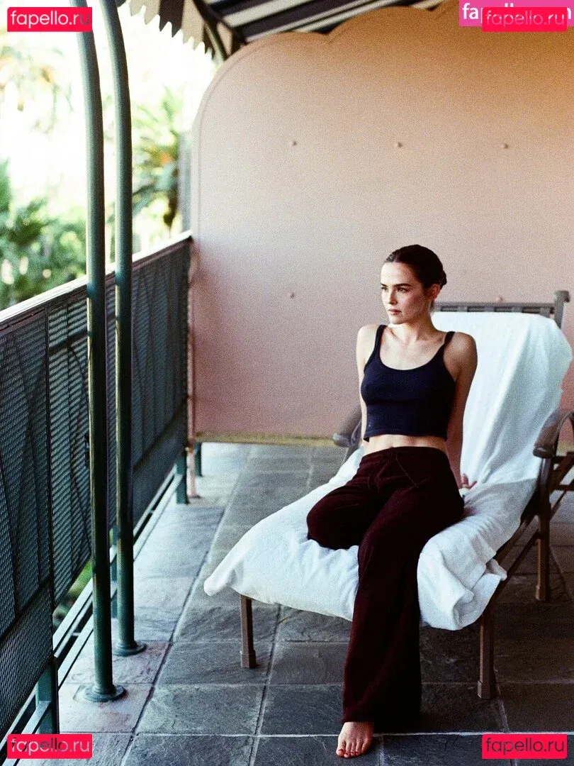 Zoey Deutch Onlyfans Photo Gallery 