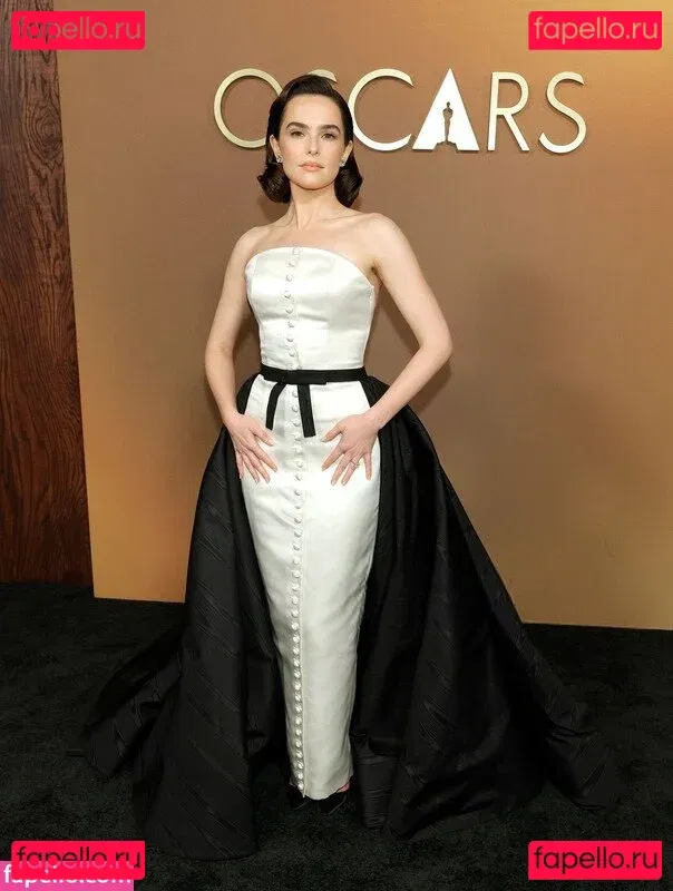 Zoey Deutch Onlyfans Photo Gallery 