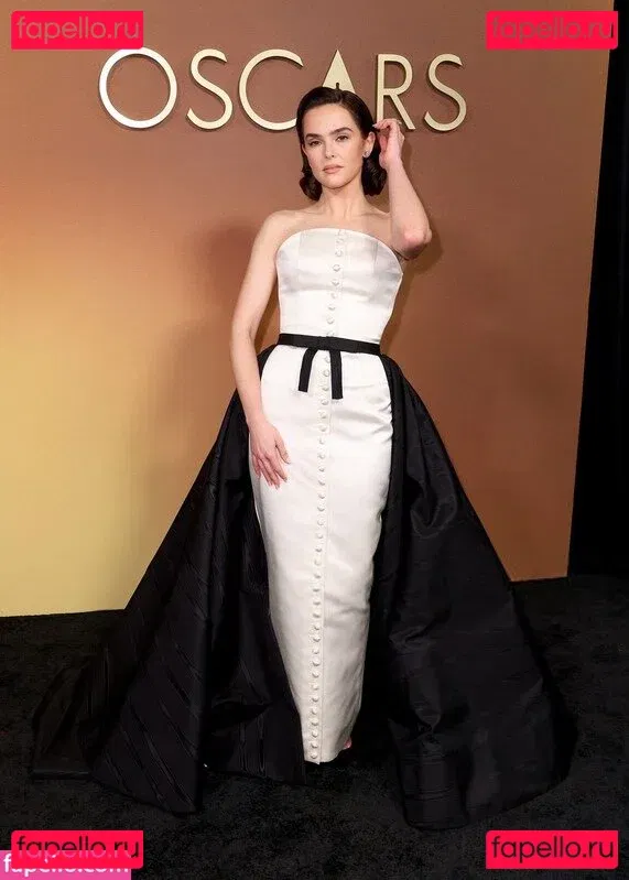 Zoey Deutch Onlyfans Photo Gallery 