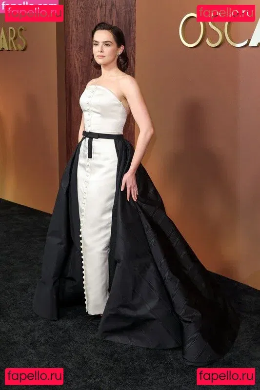 Zoey Deutch Onlyfans Photo Gallery 