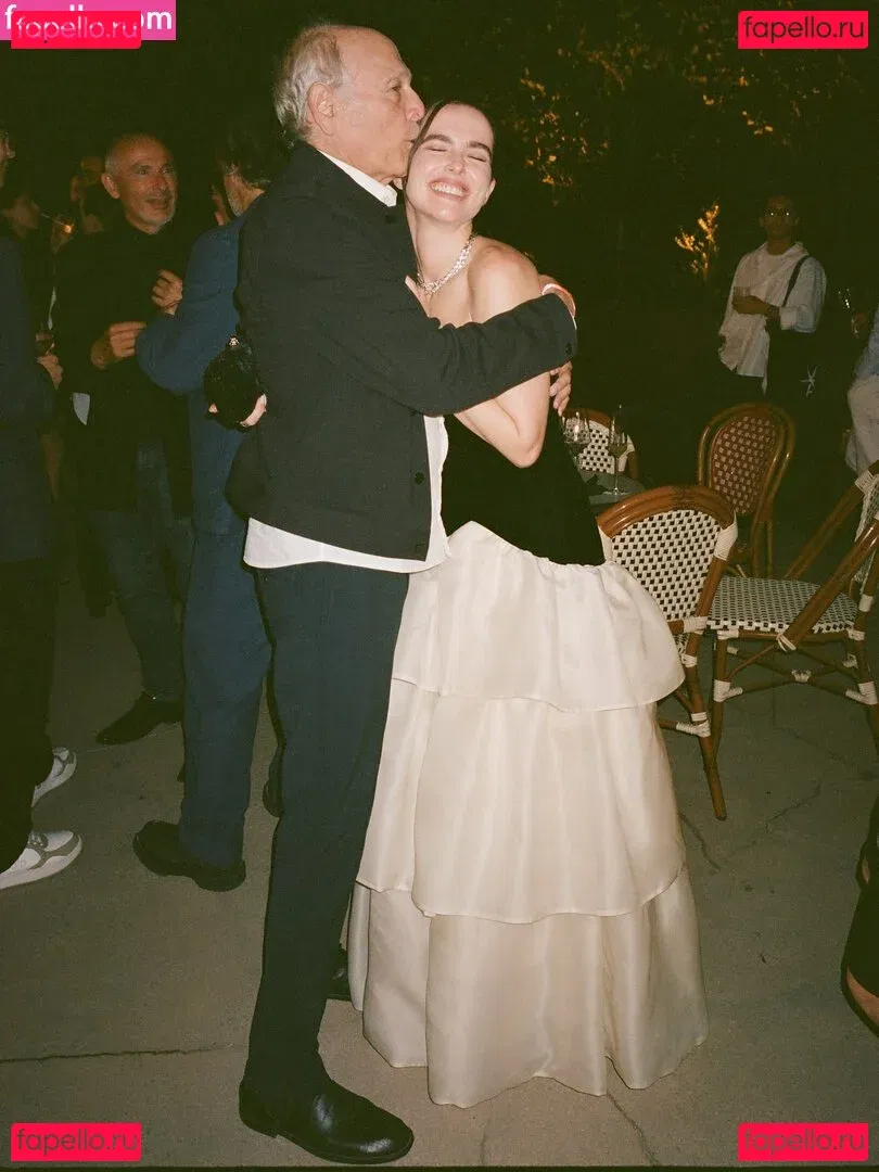 Zoey Deutch Onlyfans Photo Gallery 