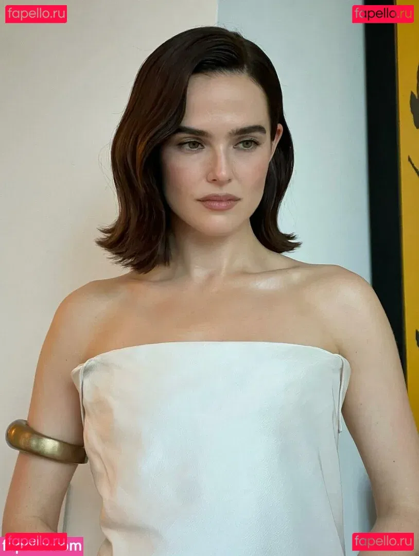 Zoey Deutch Onlyfans Photo Gallery 