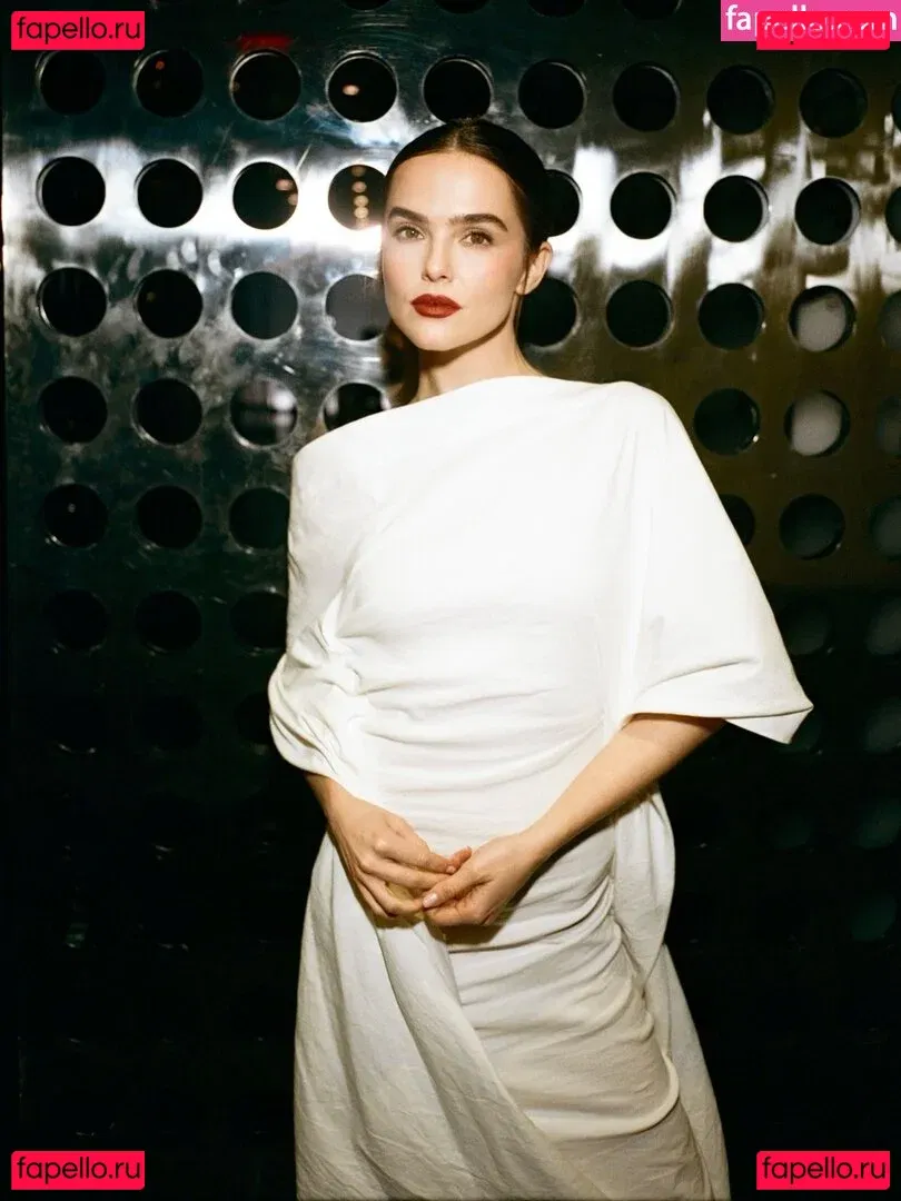 Zoey Deutch Onlyfans Photo Gallery 