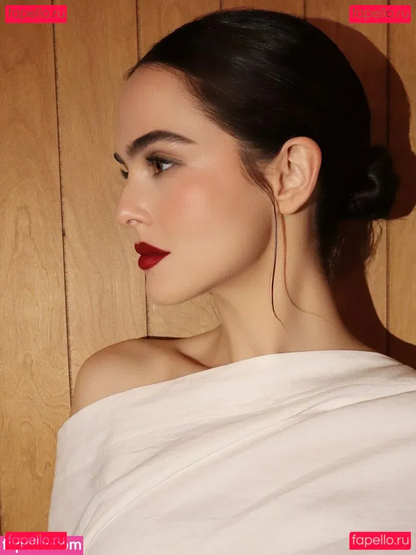 Zoey Deutch Onlyfans Photo Gallery 