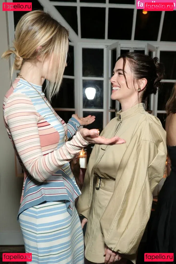 Zoey Deutch Onlyfans Photo Gallery 