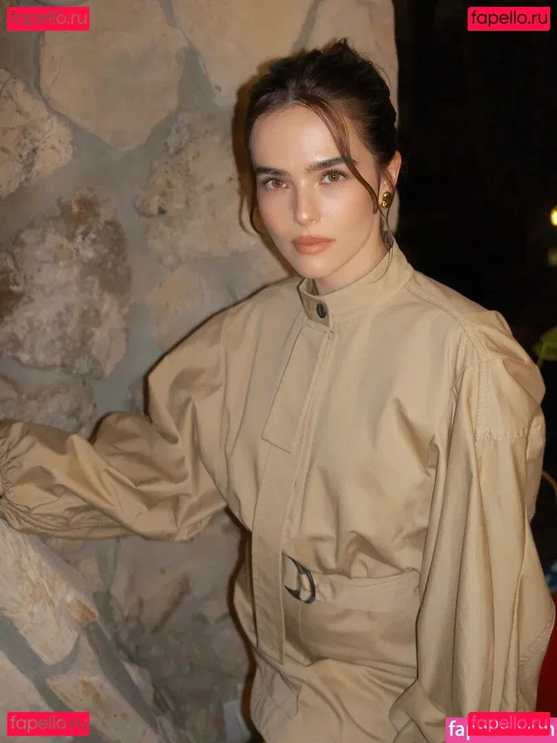 Zoey Deutch Onlyfans Photo Gallery 