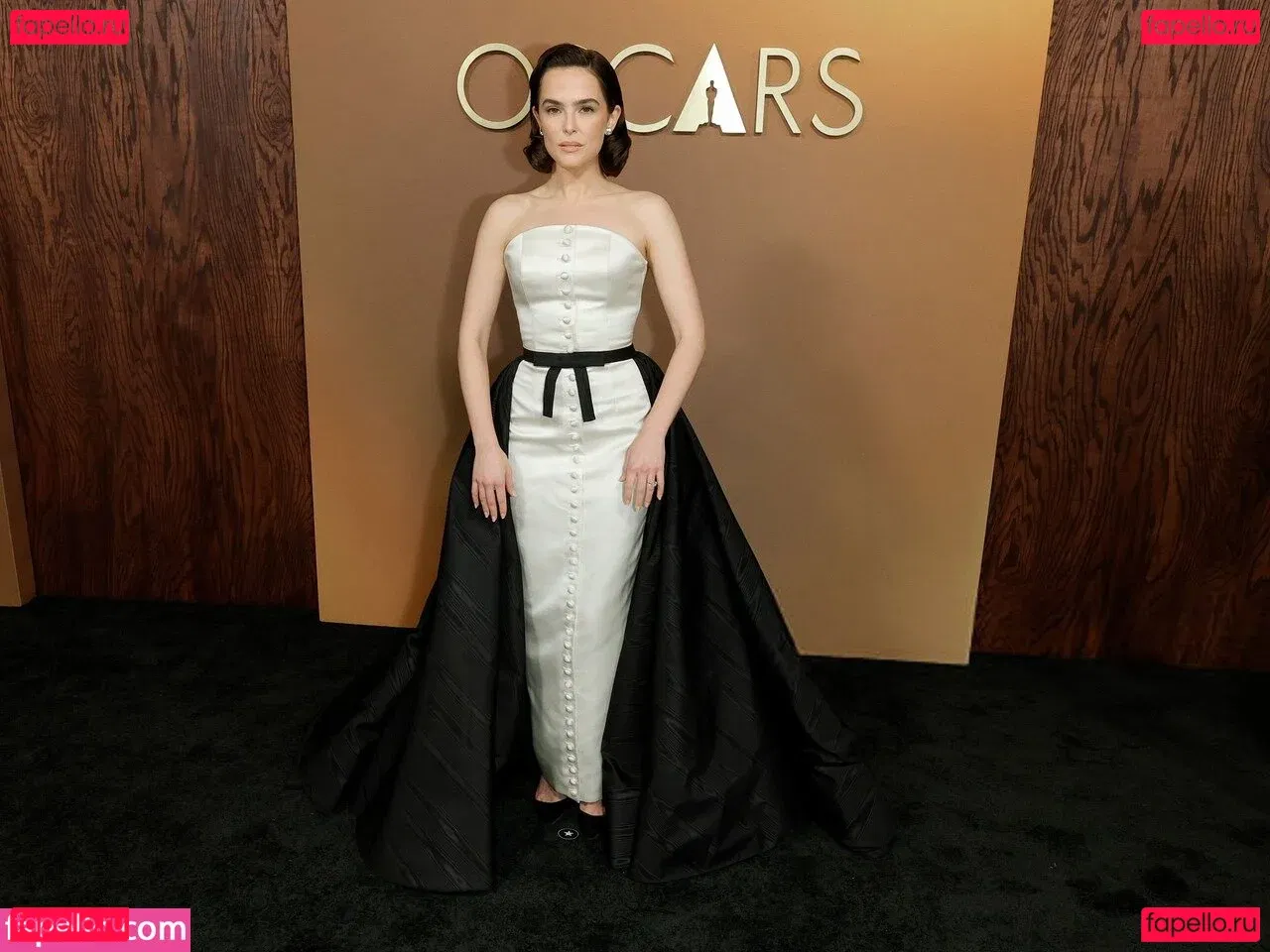 Zoey Deutch Onlyfans Photo Gallery 