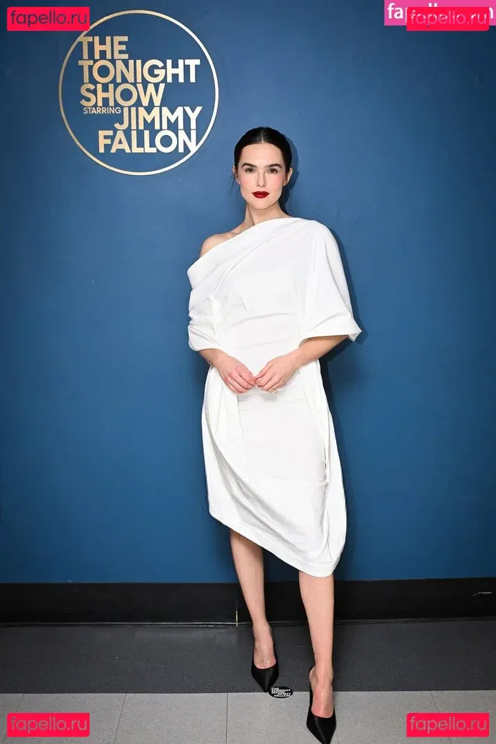 Zoey Deutch Onlyfans Photo Gallery 