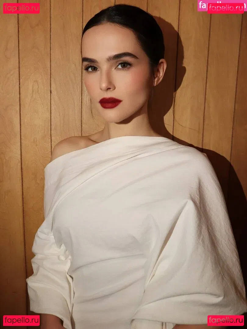Zoey Deutch Onlyfans Photo Gallery 