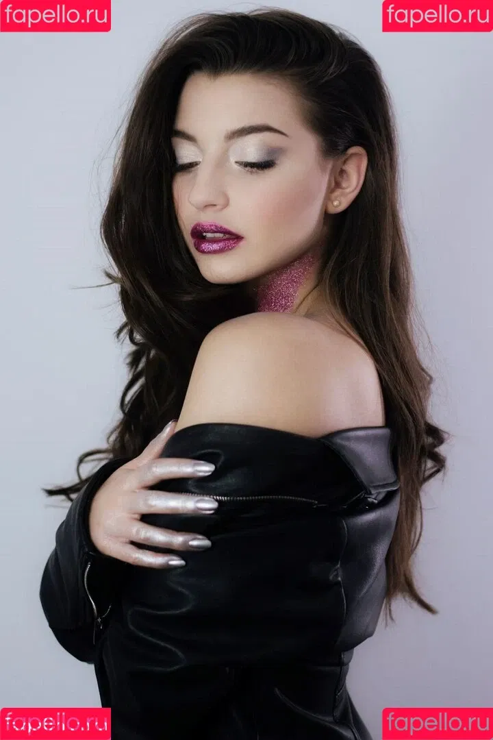 Julia Wieniawa Onlyfans Photo Gallery 