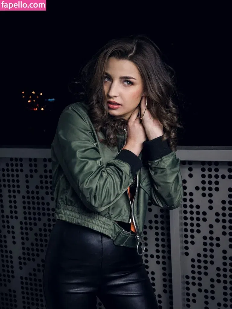 Julia Wieniawa Onlyfans Photo Gallery 