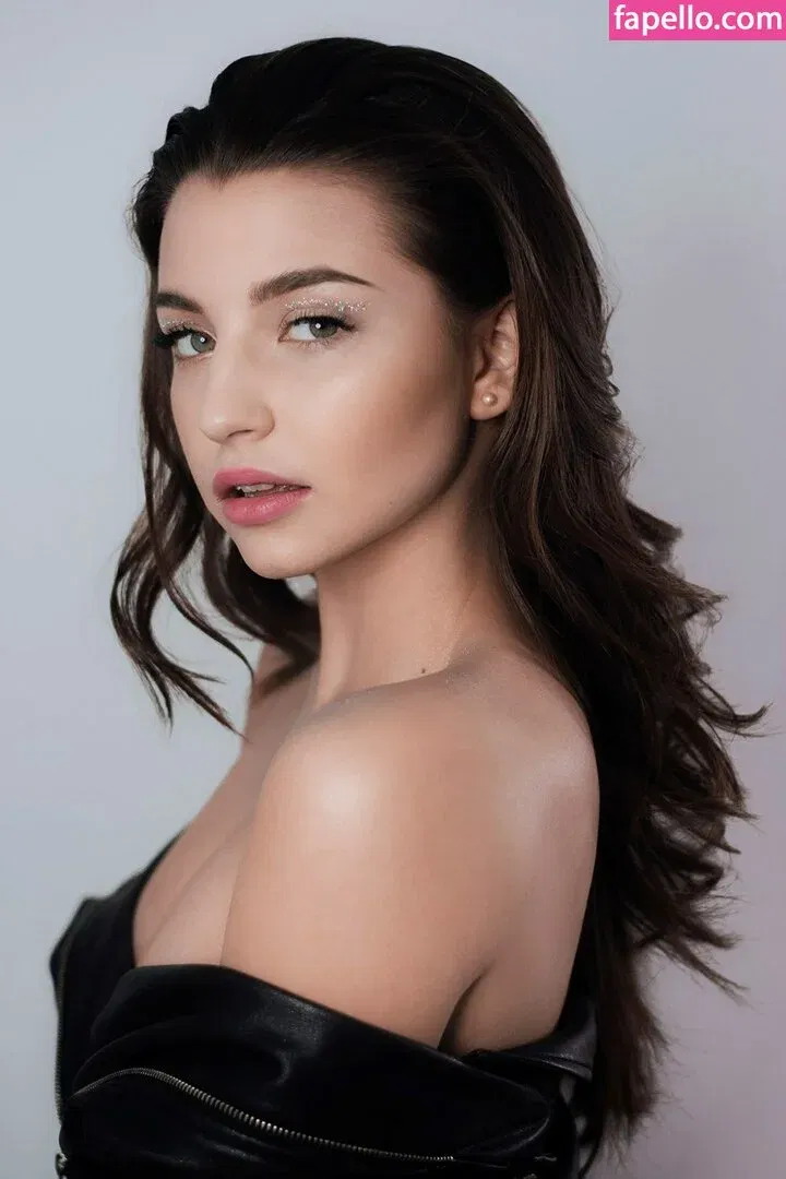 Julia Wieniawa Onlyfans Photo Gallery 