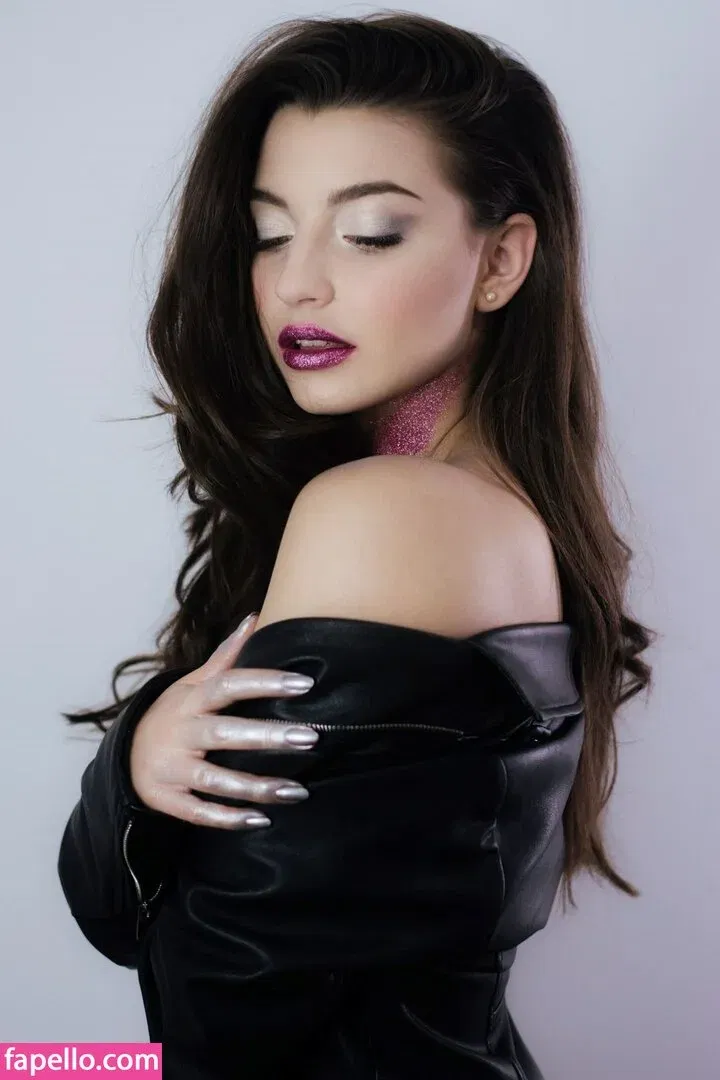 Julia Wieniawa Onlyfans Photo Gallery 