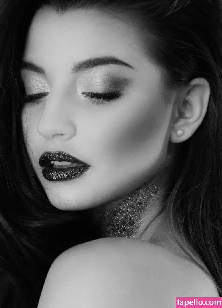 Julia Wieniawa Onlyfans Photo Gallery 