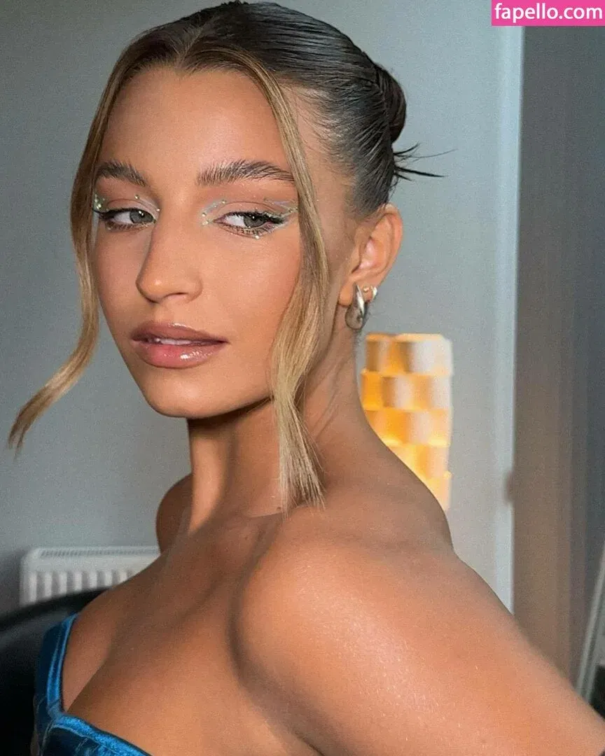 Julia Wieniawa Onlyfans Photo Gallery 