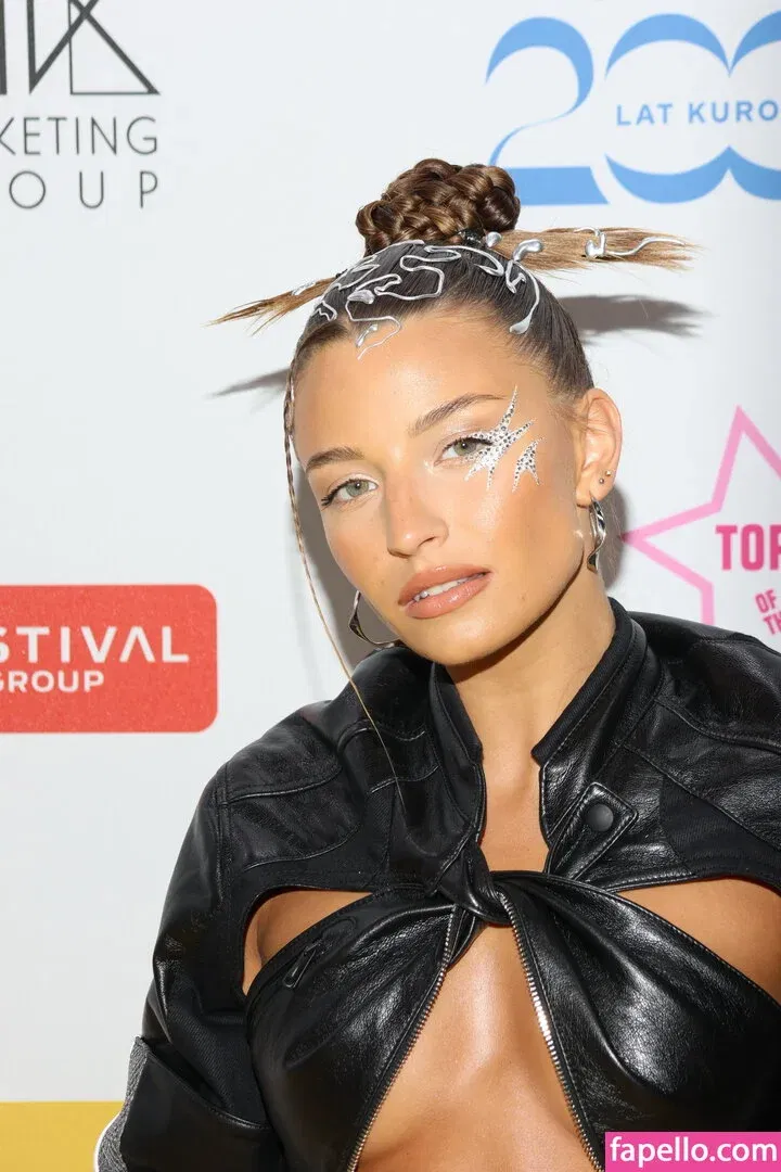 Julia Wieniawa Onlyfans Photo Gallery 