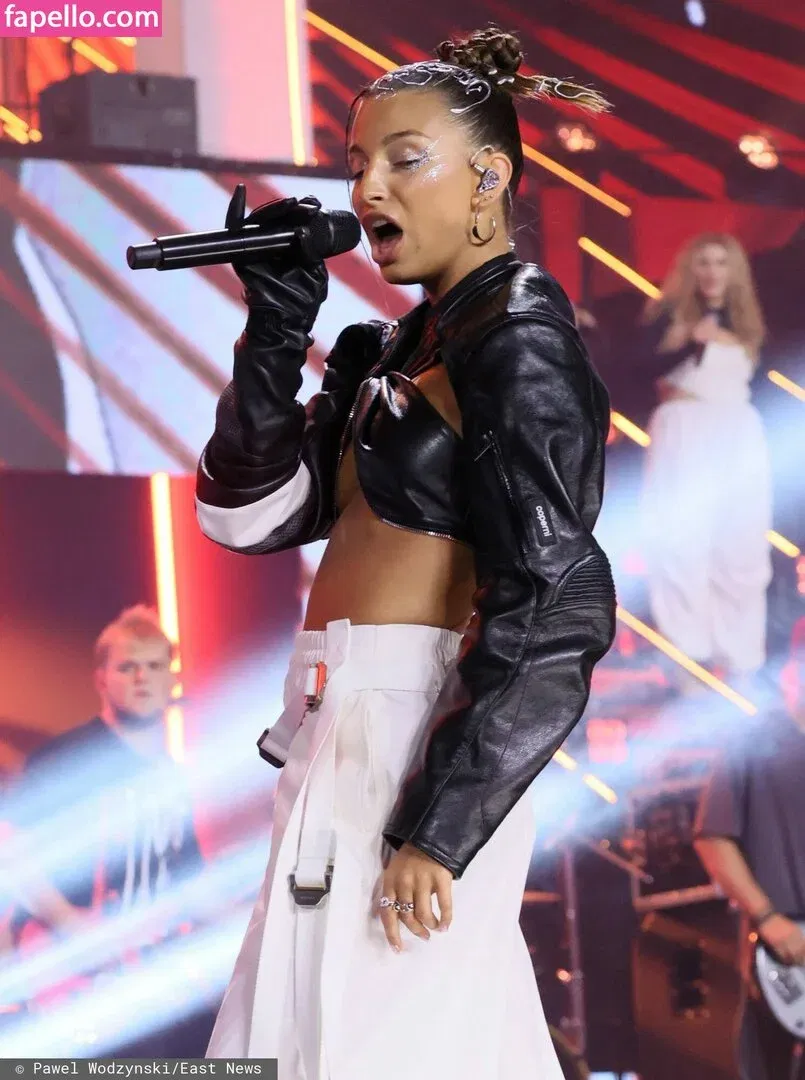 Julia Wieniawa Onlyfans Photo Gallery 