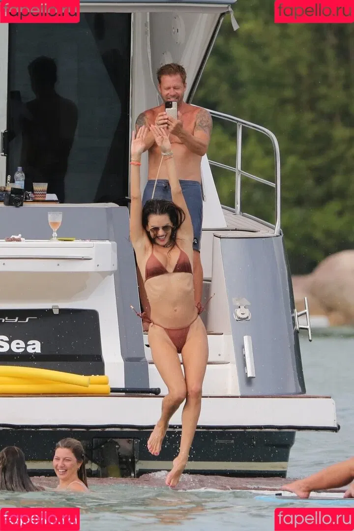 Alessandra Ambrosio Onlyfans Photo Gallery 