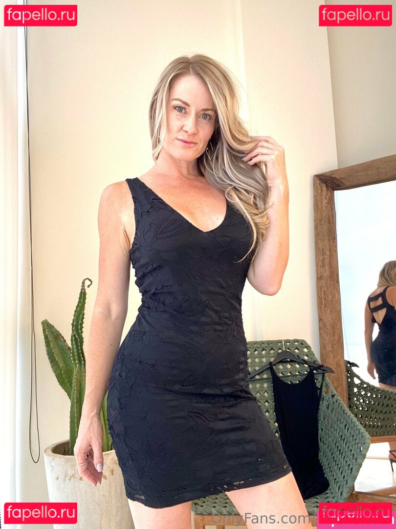 ellararetv Nude Onlyfans Photo 9