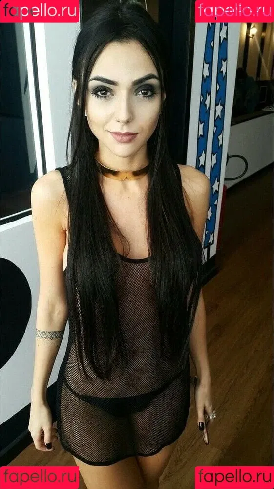 Nyvi Estephan Onlyfans Photo Gallery 