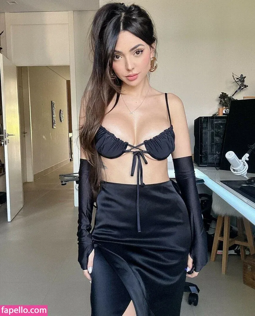 Nyvi Estephan Onlyfans Photo Gallery 